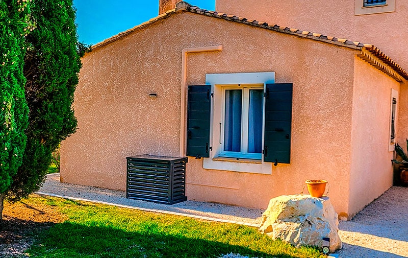 Transformez votre extérieur avec un cache-climatiseur sur mesure